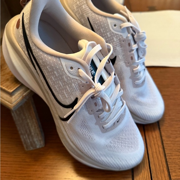NWOT, NEVER WORN NIKE Running shoe, VOMERO 17, ZOOMX. White and violet. - Picture 4 of 6